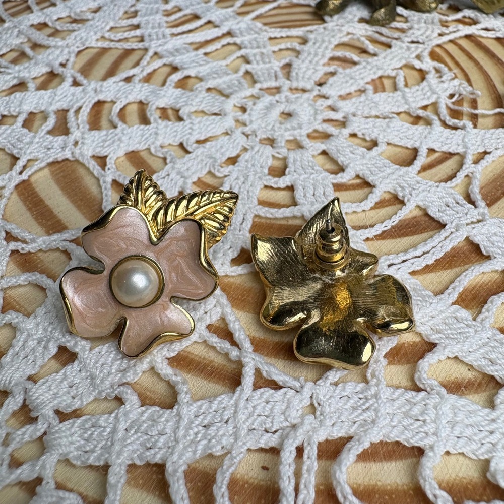 Vintage Trifari Pink Flower Gold Tone Earrings Garden Core Enamel Faux Pearl